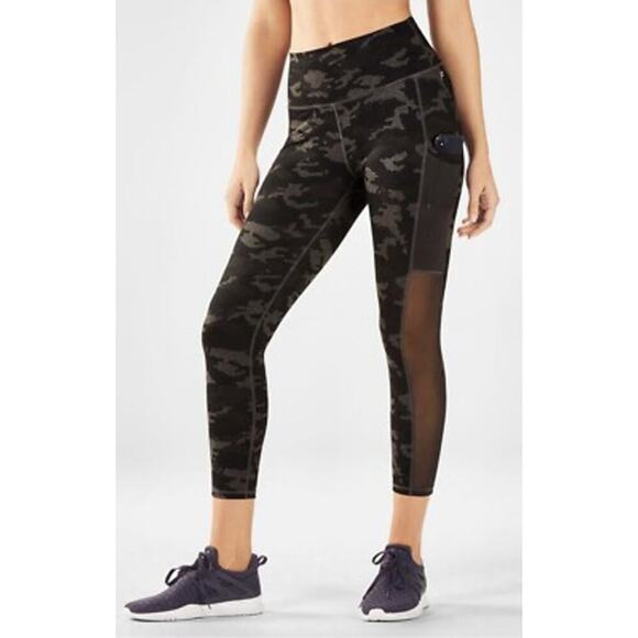 FABLETICS Mila Mesh Pocket Capri High Waisted Charcoal Gray Camo Small - Picture 1 of 7